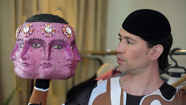 Panelistas de CHV discriminan a Di Mondo por presentarse en desfile de Viña con ropa de mujer