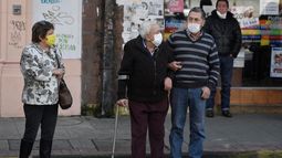 Encuesta revela que chilenos quieren seguro universal de salud y profundas reformas al sistema de pensiones