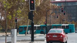 Conductora pagará $7 millones a peatón que atropelló por no respetar luz roja: Resultó con fractura de cráneo