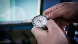 Neurólogos entregan recomendaciones para el cambio de hora de este sábado