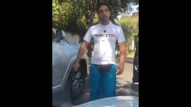 Detienen a hombre que golpeó con puños y patadas vehículo de mujer que iba con su hija en Las Condes