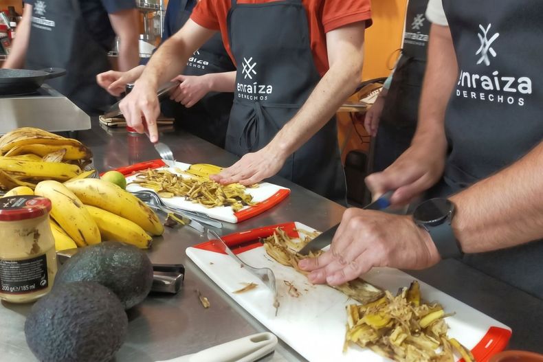 En restaurante Silo de Londres convierte cáscaras, tallos y recortes en platos de alta cocina. La recuperación de alimentos crece en Chile, que pierde 3,7 millones de toneladas de alimentos al año.