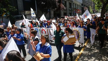 Por no pago de bonos: 19 mil trabajadores de JUNJI inician paro indefinido