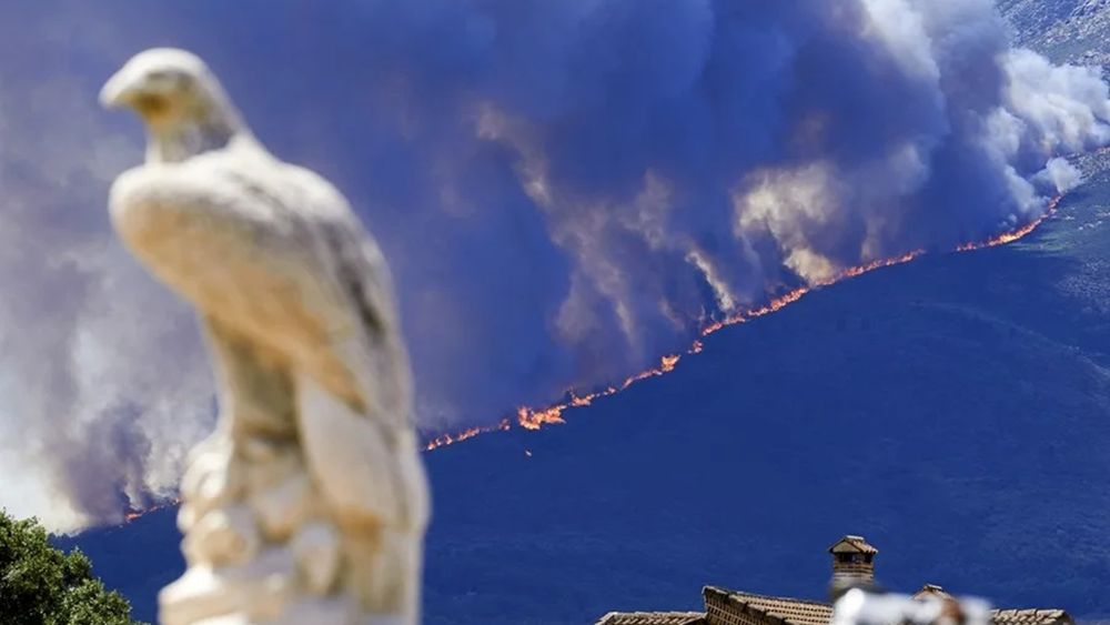 Medios aéreos trabajan en las labores de extinción de los incendios forestales en España - Agencia EFE