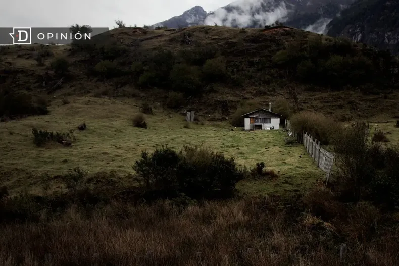 12626 imagen referencial de una casa solitaria en el campo.webp