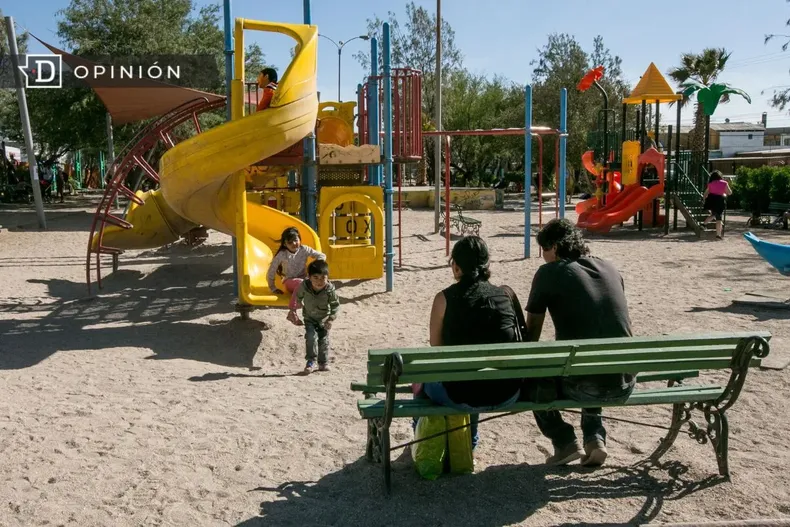 22090 una familia en el parque.webp