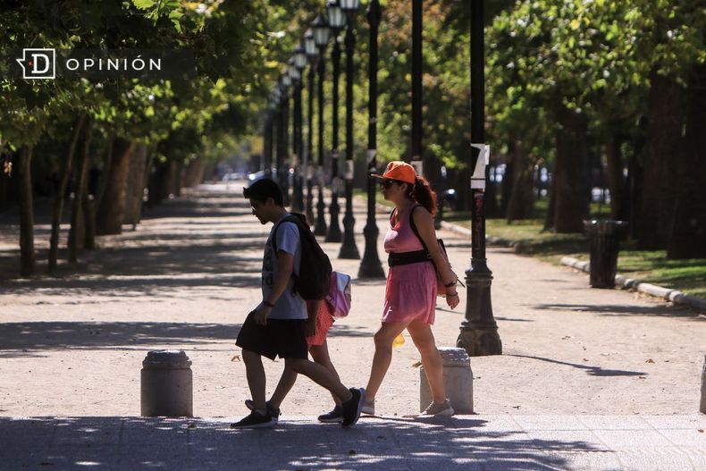 25635 una familia caminando por un parque.jpg