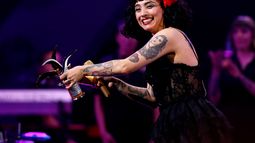 Hackeo al Ejército de México revela que Mon Laferte era seguida muy de cerca