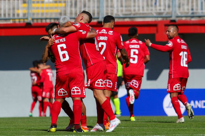 Nublense goleo a Colo Colo en Chillan.jpg