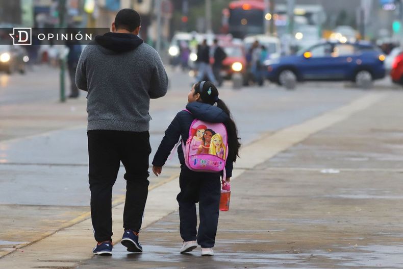 6242 imagen de un padre caminando con su hija.jpg