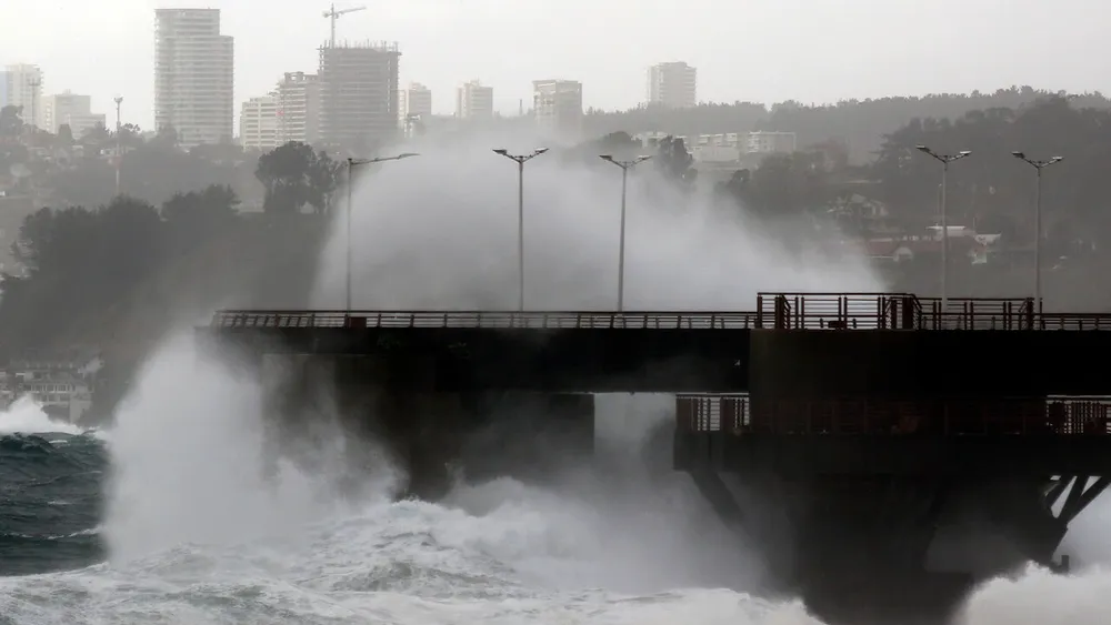 VIDEO| Marejadas han alcanzado los 4 metros y serán mayores: A las 10:00 y 22:00 horas se registrarán los peak