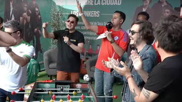 Los Bunkers cierran gira Ven Aquí jugando con fans taca taca: Ya suman millón de espectadores