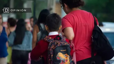 El Desconcierto | 24467 mama llevando a su hijo al colegio.webp