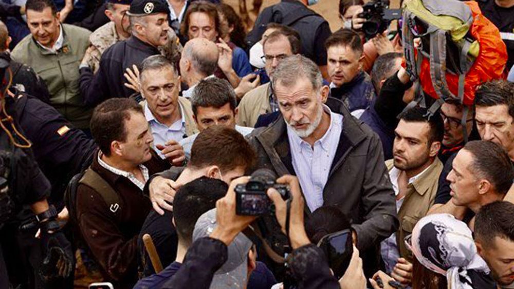 Tragedia en España: Sube a 217 la cifra de muertos y damnificados lanzan barro al Rey de España