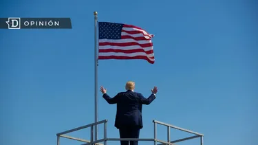 El Desconcierto | 11975 donald trump with a us flag.webp