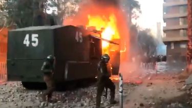 VIDEOS| Carro lanza agua de Carabineros se incendia y queda totalmente destruido en Plaza de La Dignidad