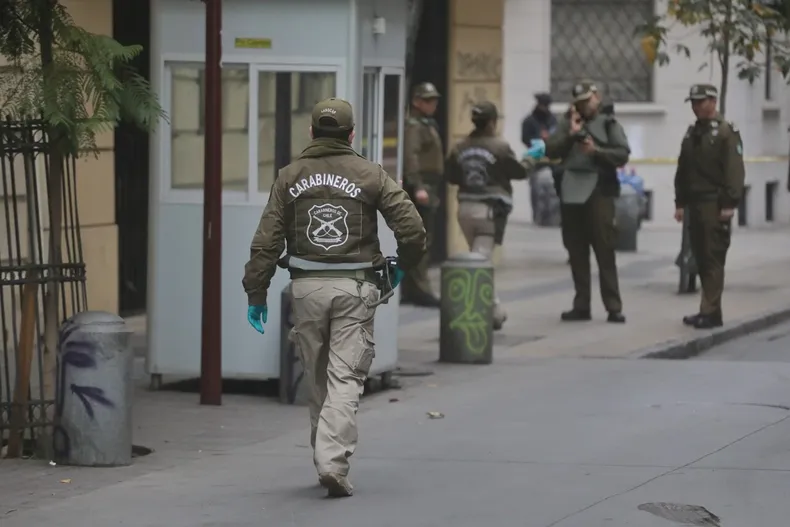 carabinero golpeo y detuvo a camarografo que grababa procedimiento policial condenado por obstaculizar la labor periodistica.webp