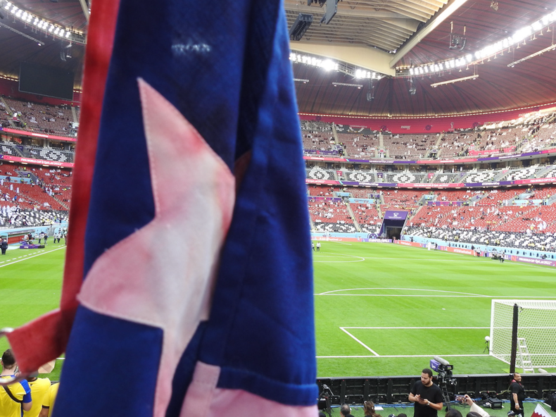 Bandera chilena en estadio de Qatar.png