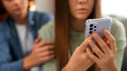 71% de ciberacoso escolar en Chile afecta a mujeres: Cómo identificar si hostigan o difunden fotos íntimas de tu hija