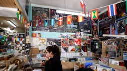 Yungay, el barrio cool de Boric que se debate entre el estigma, la inseguridad y el arte