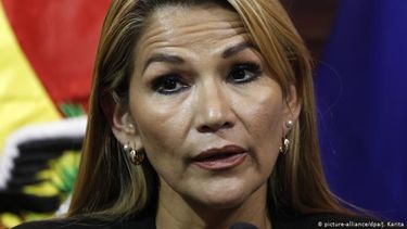 Presidenta interina de Bolivia confirma que dio positivo en su examen de COVID-19