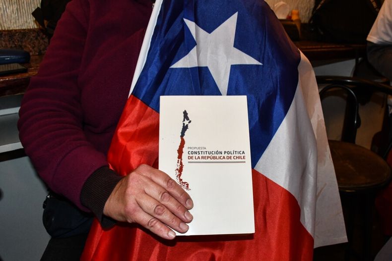 Organizaciones de la sociedad civil ven el primer capitulo de la Franja televisiva del Pacto Ciudadanos a Favor de Chile. La transmision se realizo en el local Antigua Fuente..jpg
