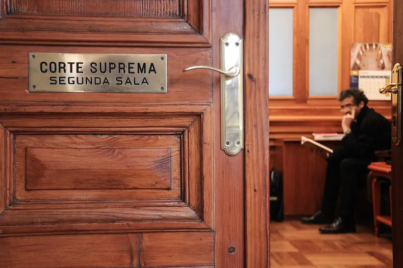 vecinos les cerraron con porton electrico el unico acceso que tenian para acceder a propiedades corte ordena reabrir el camino.webp