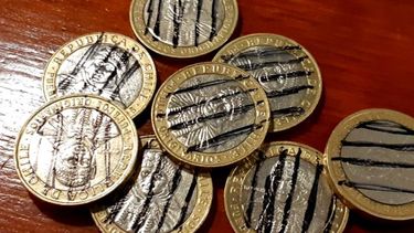 Monedas de libertad: Protesta invita a rayar las monedas de $100 en apoyo al pueblo mapuche