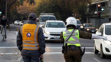 Asociación Chilena de Municipalidades pide eliminar la restricción vehicular: “Favorece el contagio de coronavirus”