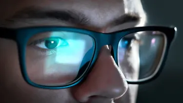 Síndrome del informático: Cómo reducir el cansancio visual al exponerse a pantallas con luz azul