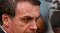 Escándalo por joyas de esposa de Bolsonaro escala previo a su inminente retorno a Brasil