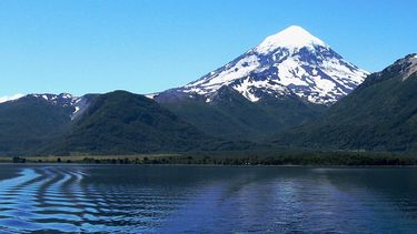 Decretan alerta amarilla para Curarrehue por actividad en el volcán Lanín
