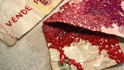 Dulce patria: bordados en rojo sobre los rostros de los protagonistas de los problemas políticos