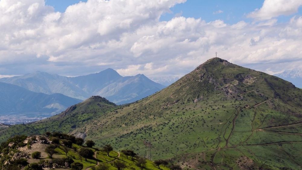 Fundación Cerros Isla, Reforestemos y Corporación Ciudades analizan los avances en Renca y Chena, la falta de mecanismos para abrir terrenos privados y los desafíos de planificación urbana Santiago.