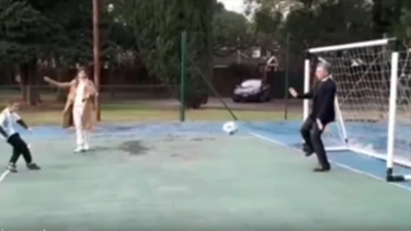VIDEO| ¡Golazo! Niño argentino patea penal directo a la entrepierna del presidente Macri