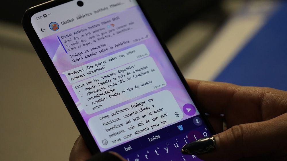 Lanzan chatbot gratuito en WhatsApp para educar y derribar mitos sobre la Antártica: aprende a usarlo