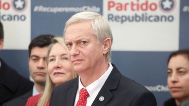 El Desconcierto | Imagen de José Antonio Kast con un afiche del partido Republicano de fondo