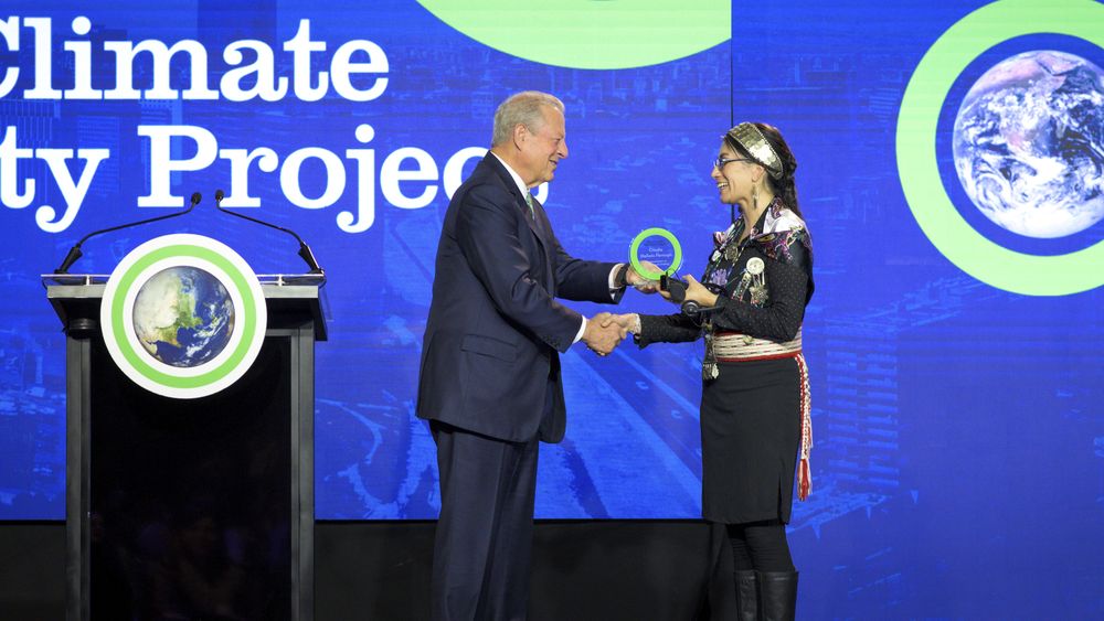Claudia Mellado premiada por Al Gore por su defensa de las semillas ante la crisis climática.&nbsp;