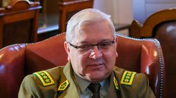 Yáñez describe nuevo uniforme de Carabineros: “Polera outdoor y sentido más nacionalista”