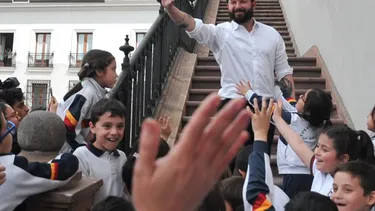 El Desconcierto | 31115 presidente boric junto a ninos con buzo escolar.webp