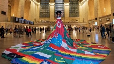 Llega al país el icónico vestido que denuncia la criminalización de la diversidad sexual