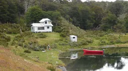La batalla de una familia yagán por su hogar en Bahía Mejillones tras orden de desalojo de la Armada: “Es borrar nuestra huella”