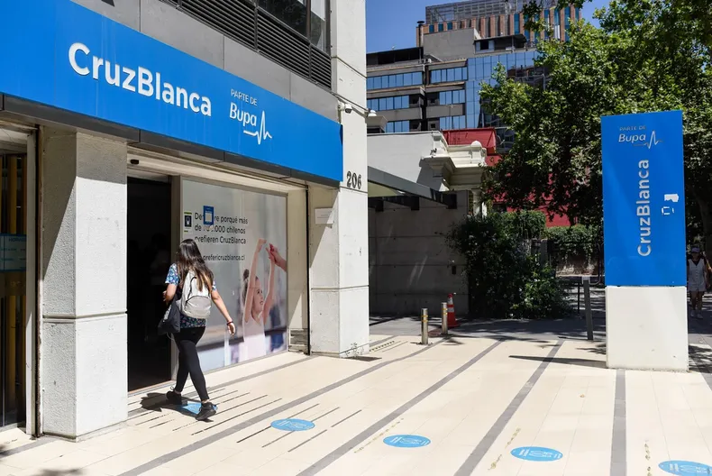 isapre revelo sin consentimiento diagnostico de vih a padrastro de afiliado suprema ordena pagarle 15 millones.webp