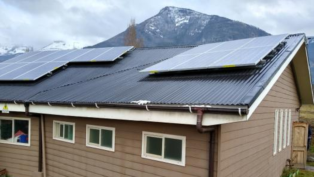 Proyecto busca facilitar la transición energética al ciudadano común. En la imagen, una casa con paneles solares.&nbsp;