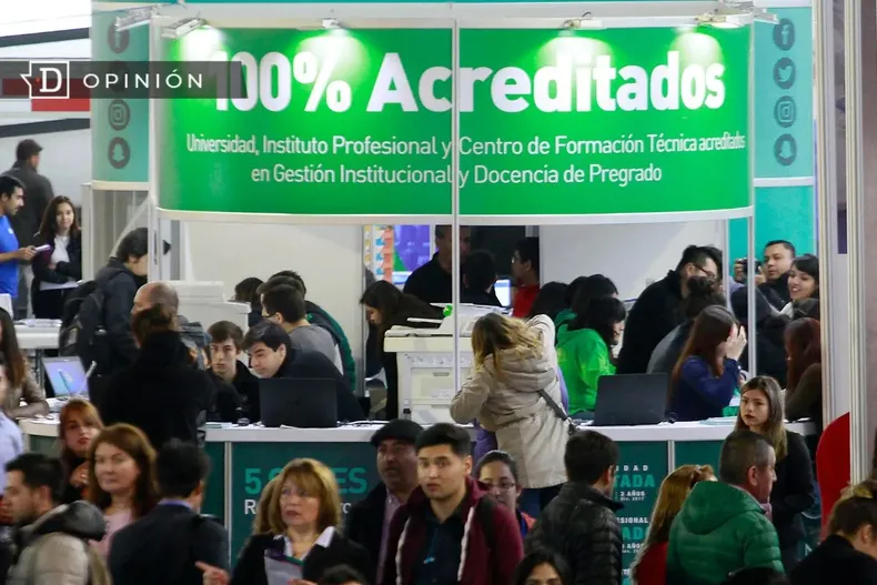 11622 imagen de feria estudiantil con stand de un instituto profes.webp
