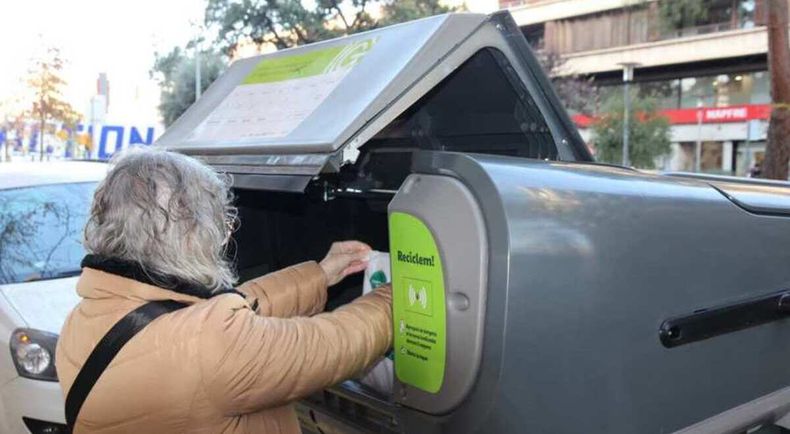 El sistema Pay-As-You-Throw usa tarjetas RFID y sensores para cobrar la basura según el volumen que cada hogar desecha. Ya funciona en Corea del Sur, Alemania, Suiza y España, pero en Chile su tarifa municipal fija frena su llegada.