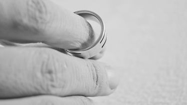 Casarse con un fallecido: Celebran matrimonio con víctima de atentado de Estado Islámico en Francia