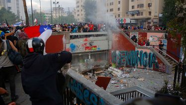 Estación Baquedano: salpicada de sangre y balas