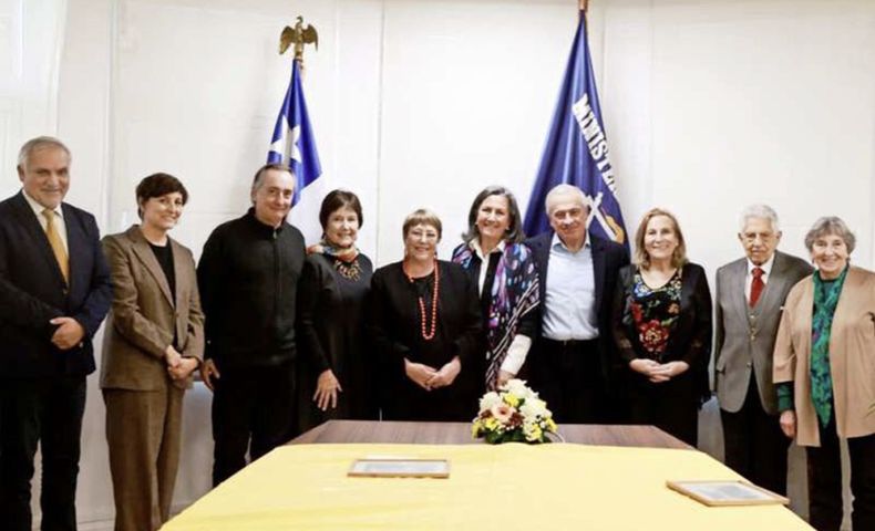 May Chomali junto a expresidente Michelle Bachelet.