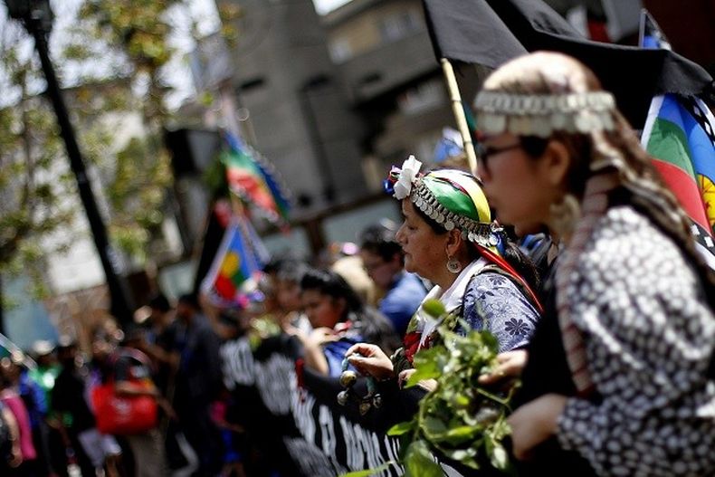 Mujeres mapuches caminan durante marcha por los pueblos originarios realizada en la Alameda Archivo.jpeg